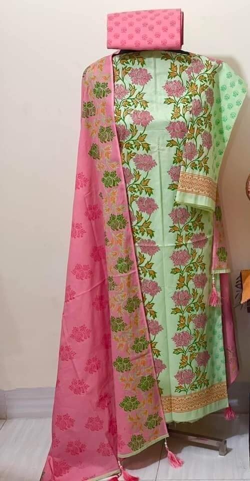 আকর্ষণীয় ডিজাইনে আনস্টিচড কটন থ্রি পিস