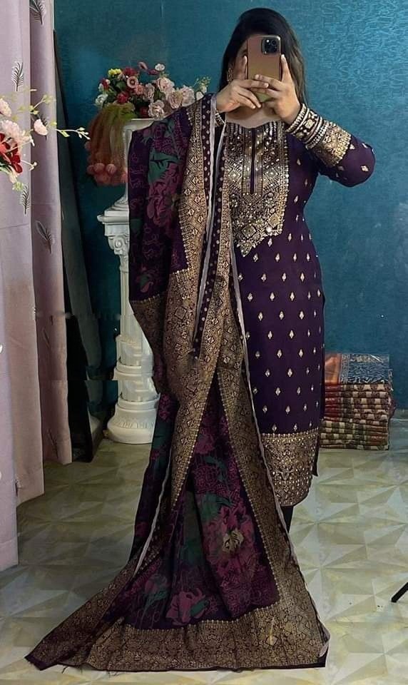 আকর্ষণীয় ডিজাইনে আনস্টিচড কটন থ্রি পিস