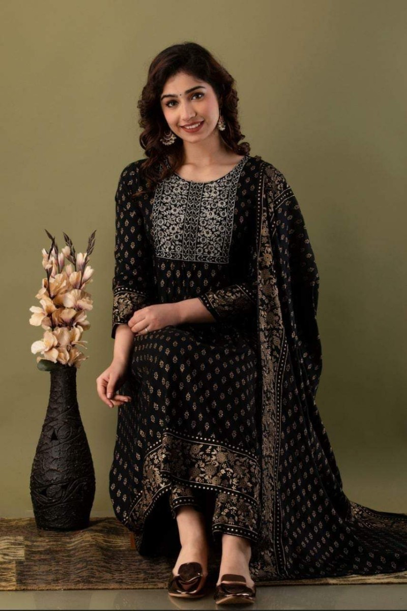 আকর্ষণীয় ডিজাইনে কটন থ্রি পিস