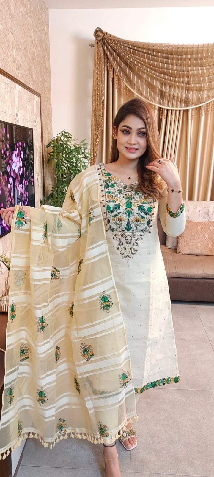 আকর্ষণীয় ডিজাইনে আনস্টিচড কটন থ্রি পিস