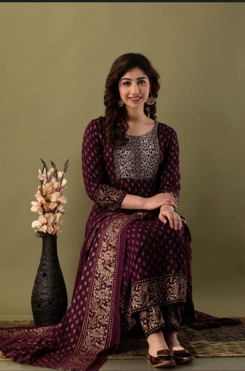 আকর্ষণীয় ডিজাইনে আনস্টিচড কটন থ্রি পিস