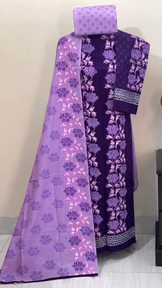 আকর্ষণীয় ডিজাইনে আনস্টিচড কটন থ্রি পিস