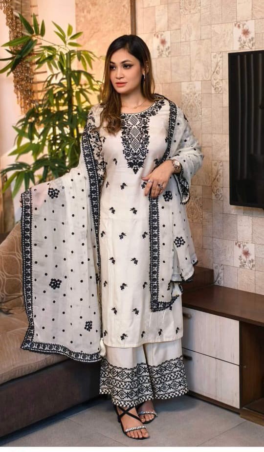 আকর্ষণীয় ডিজাইনে কটন থ্রি পিস