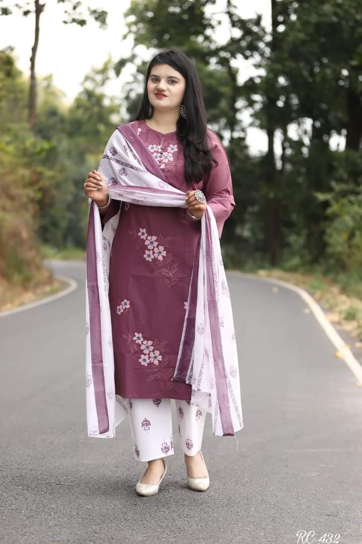 আকর্ষণীয় ডিজাইনে আনস্টিচড কটন থ্রি পিস