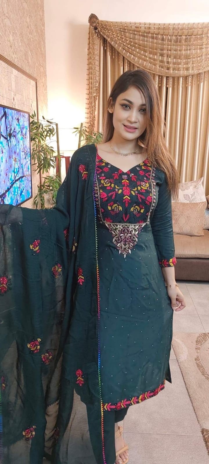 আকর্ষণীয় ডিজাইনে আনস্টিচড কটন থ্রি পিস