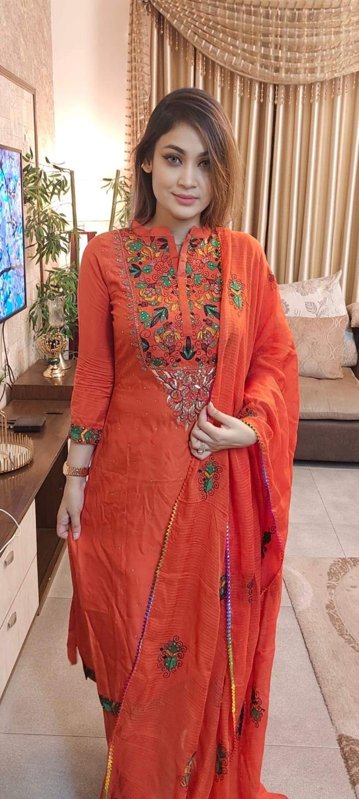 আকর্ষণীয় ডিজাইনে আনস্টিচড কটন থ্রি পিস