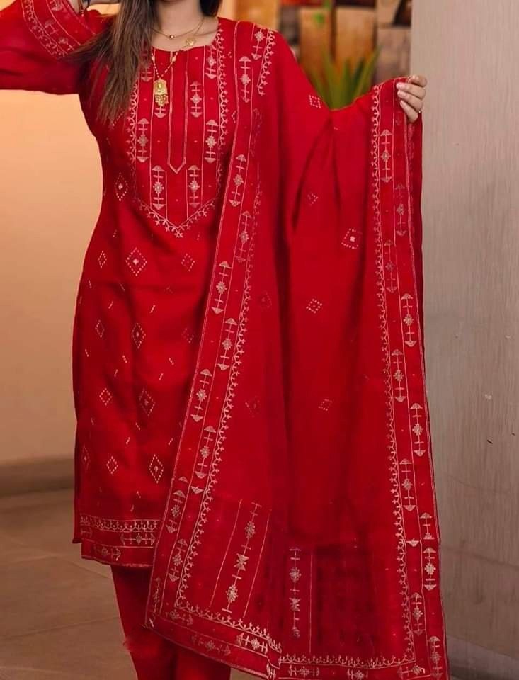 আকর্ষণীয় ডিজাইনে আনস্টিচড কটন থ্রি পিস